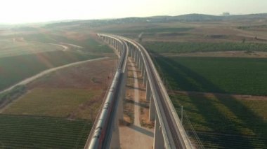 İsrail 'in Yahudiye vadilerindeki uzun tren köprüleri, hava aracı manzarası.