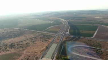 İsrail 'in Yahudiye vadilerindeki uzun tren köprüleri, hava aracı manzarası.