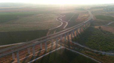 İsrail 'in Yahudiye vadilerindeki uzun tren köprüleri, hava aracı manzarası.