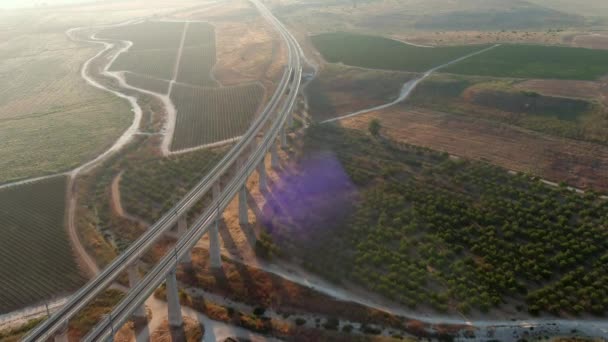 イスラエルのユダヤ谷にある高さの高い列車橋 空中ドローンビュー — ストック動画