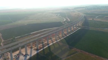 İsrail 'in Yahudiye vadilerindeki uzun tren köprüleri, hava aracı manzarası.