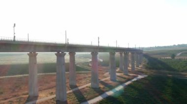 İsrail 'in Yahudiye vadilerindeki uzun tren köprüleri, hava aracı manzarası.