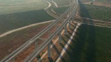 İsrail 'in Yahudiye vadilerindeki uzun tren köprüleri, hava aracı manzarası.