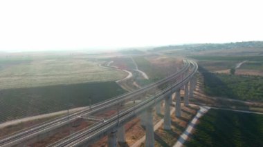 İsrail 'in Yahudiye vadilerindeki uzun tren köprüleri, hava aracı manzarası.
