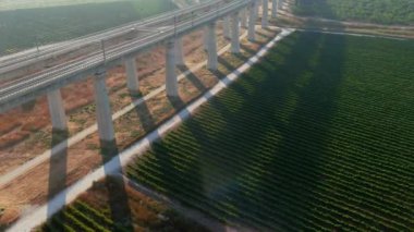 İsrail 'in Yahudiye vadilerindeki uzun tren köprüleri, hava aracı manzarası.