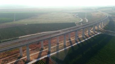 İsrail 'in Yahudiye vadilerindeki uzun tren köprüleri, hava aracı manzarası.