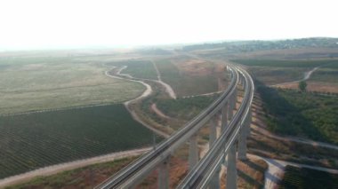 İsrail 'in Yahudiye vadilerindeki uzun tren köprüleri, hava aracı manzarası.