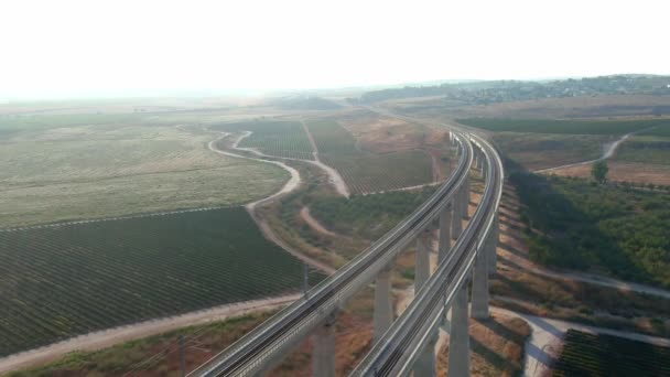 イスラエルのユダヤ谷にある高さの高い列車橋 空中ドローンビュー — ストック動画