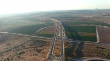 İsrail 'in Yahudiye vadilerindeki uzun tren köprüleri, hava aracı manzarası.