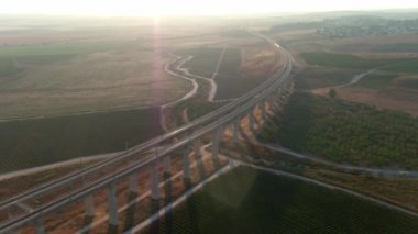 İsrail 'in Yahudiye vadilerindeki uzun tren köprüleri, hava aracı manzarası.