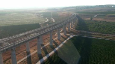 İsrail 'in Yahudiye vadilerindeki uzun tren köprüleri, hava aracı manzarası.