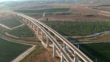 İsrail 'in Yahudiye vadilerindeki uzun tren köprüleri, hava aracı manzarası.
