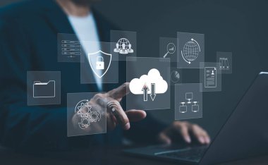 Bulut bilgisayar teknolojisi konsepti. İş adamı bulut bilgisayar ağı kullanıyor. Uygulama sistemine bilgi yükle ve yükle. veri aktarım çözümü, güvenli çevrimiçi depolama yedekleme sunucusu