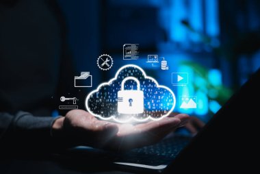 Bulut Güvenliği ve Veri Koruma Konsepti. Parlak bir kilit simgesi, dosya, veri ve teknolojinin sembolleri, siber güvenliği, mahremiyeti ve güvenli bulut deposunu temsil eden bir adam bulut güvenliğini elinde tutuyor..