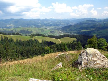 Karpatlar güzel manzaraya Vadisi ve mavi gökyüzü ve gün ışığında bulutlar dağlar köy manzaralı.                            