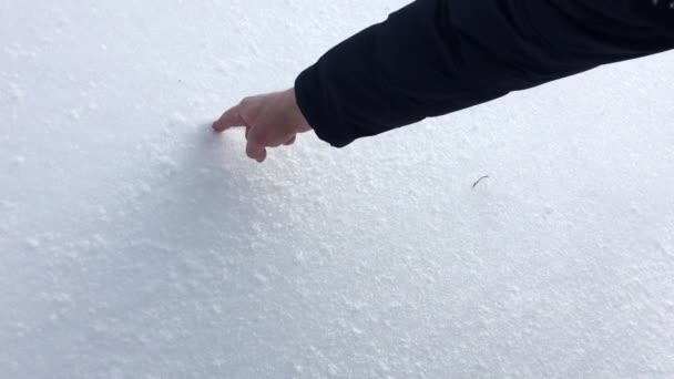 Мужская Рука Рисует Фигуру Виде Сердца Снегу — стоковое видео