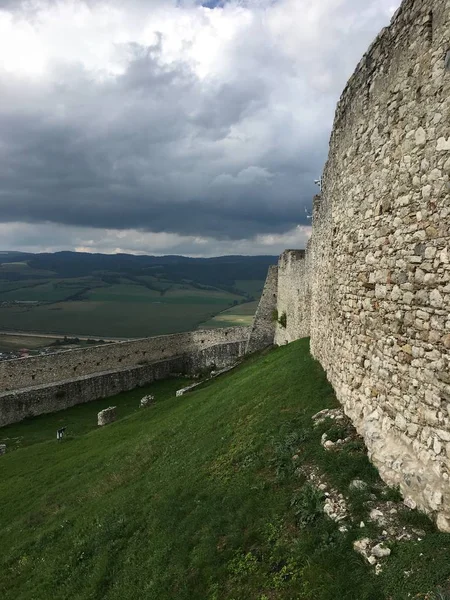Gökyüzüne ve buluta karşı bir tepeüzerinde antik kale nin duvarı