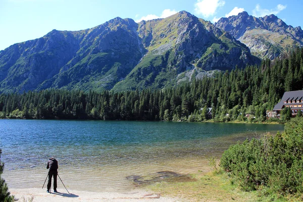 Fotógrafo Dispara Hermoso Paisaje Con Montañas Lago Bosque Fondo Del —  Fotos de Stock