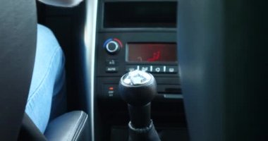 bir araba ve tekerlek konsantrasyon yolda swerving esmer kız 