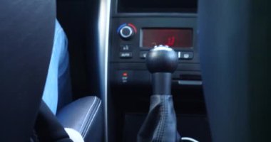 bir araba ve tekerlek konsantrasyon yolda swerving esmer kız 