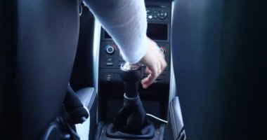 bir araba ve tekerlek konsantrasyon yolda swerving esmer kız 