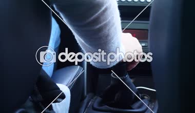 bir araba ve tekerlek konsantrasyon yolda swerving esmer kız 