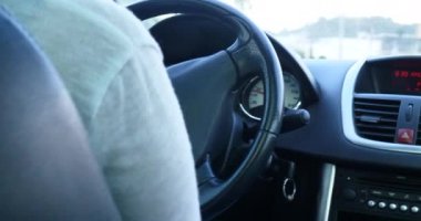 bir araba ve tekerlek konsantrasyon yolda swerving esmer kız 