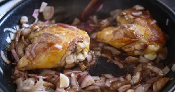 Faire Frire Poulet Sur Une Poêle Avec Des Oignons — Video