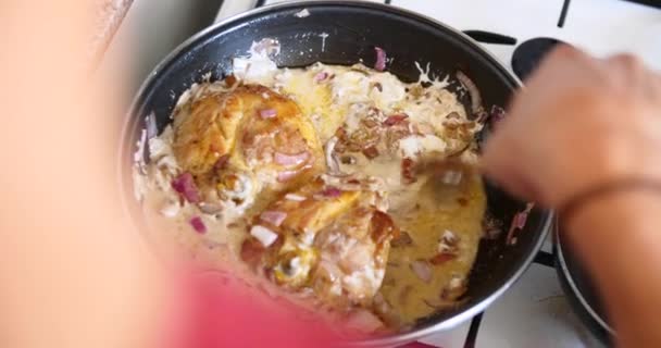 Faire Frire Poulet Sur Une Poêle Avec Des Oignons — Video