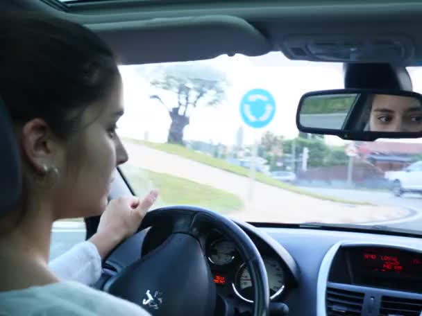 Chica Morena Conduciendo Coche Desviando Concentración Rueda Camino — Vídeos de Stock