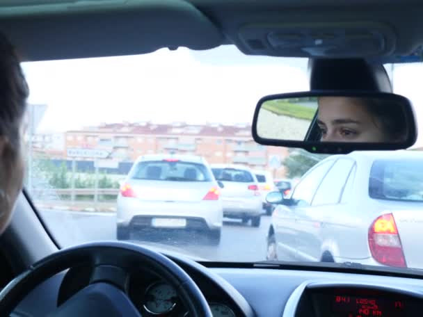 ブルネットの少女車の運転と道路の車輪の濃度を大きく曲がる — ストック動画