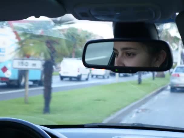 Chica Morena Conduciendo Coche Desviando Concentración Rueda Camino — Vídeos de Stock