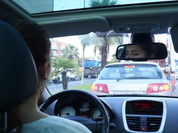 黑发女孩驾驶汽车和转弯车轮集中在道路上 — 图库视频影像