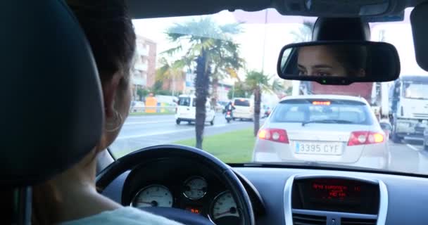 Chica Morena Conduciendo Coche Desviando Concentración Rueda Camino — Vídeos de Stock