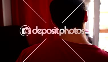 Genç adam onun boğaz boyun ve omuz masajı 