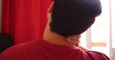 Genç adam onun boğaz boyun ve omuz masajı 
