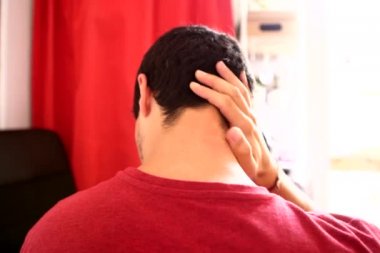 Genç adam onun boğaz boyun ve omuz masajı 