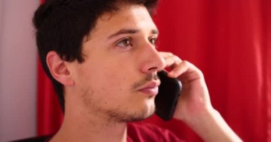 konuşmak smartphone telefon görüşmesi çekici genç adam yakın çekim. 