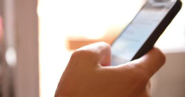 çekici genç Smartphone kullanarak yakın çekim. 