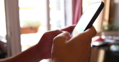 çekici genç Smartphone kullanarak yakın çekim. 