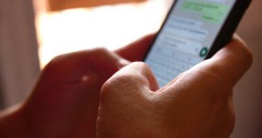 çekici genç Smartphone kullanarak yakın çekim. 