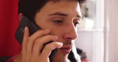 konuşmak smartphone telefon görüşmesi çekici genç adam yakın çekim. 