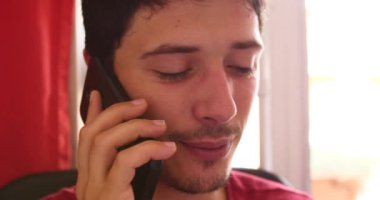 konuşmak smartphone telefon görüşmesi çekici genç adam yakın çekim. 