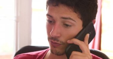 konuşmak smartphone telefon görüşmesi çekici genç adam yakın çekim.