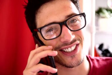 konuşmak smartphone telefon görüşmesi çekici genç adam yakın çekim.