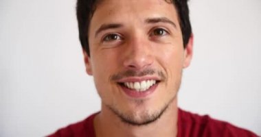 çekici genç yakışıklı adam kameraya bakarken flört 