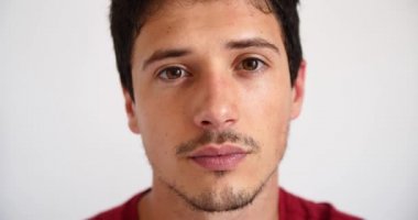 çekici genç yakışıklı adam kameraya bakarken flört 