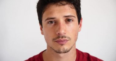 çekici genç yakışıklı adam kameraya bakarken flört 