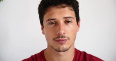 çekici genç yakışıklı adam kameraya bakarken flört 