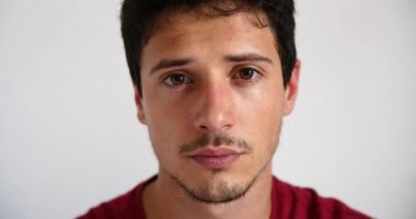 çekici genç yakışıklı adam kameraya bakarken flört 